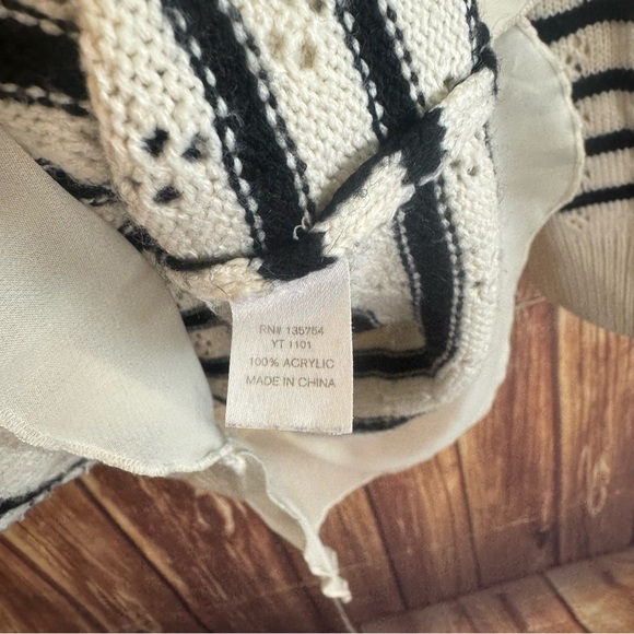 Charming Charlie Women’s Scoop Neck Striped Pullover Knit Sweater Size Medium - Picture 10 of 10